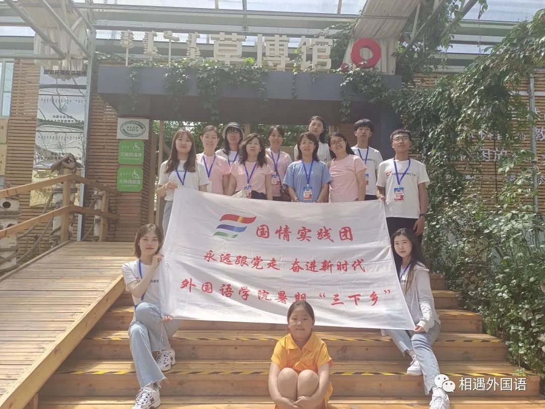图片包含 建筑, 桌子, 人们, 站描述已自动生成
