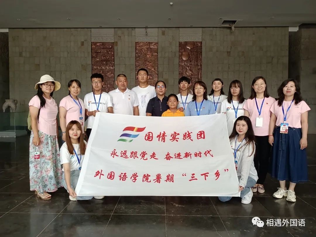 一群人站在一起合影中度可信度描述已自动生成