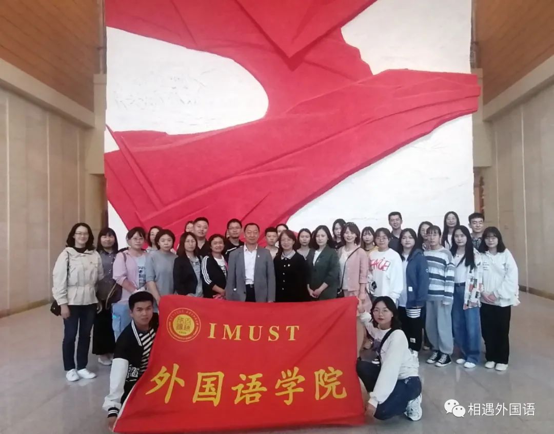图片包含 建筑, 室内, 男人, 桌子描述已自动生成 图片包含 建筑, 室内, 男人, 桌子描述已自动生成